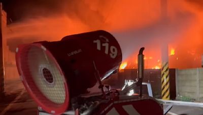 塑膠工廠大火黑夜燒到白天 出動消防機器人滅火