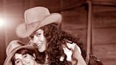 El divertido guiño de Salma Hayek y Penélope Cruz a Beyoncé por su nuevo disco de música country