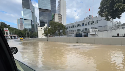黃竹坑道近香港仔警署爆水管 往香隧部份行車線封閉(有片)