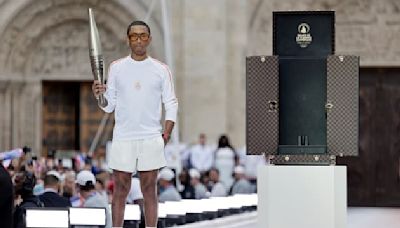 JO 2024: les images de Pharrell Williams en porteur de la flamme olympique à Saint-Denis