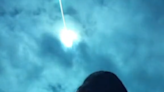Se volvió viral por reaccionar en vivo a una bola azul que cruzó el cielo europeo; ¿qué fue este fenómeno?