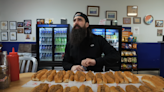 Man had over an hour to beat SC restaurant chili dog eating record. Watch how fast he crushes it