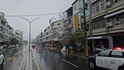 凱米颱風／不堪強風！台南市鷹架搖搖欲墜 路過人車躲遠遠│TVBS新聞網
