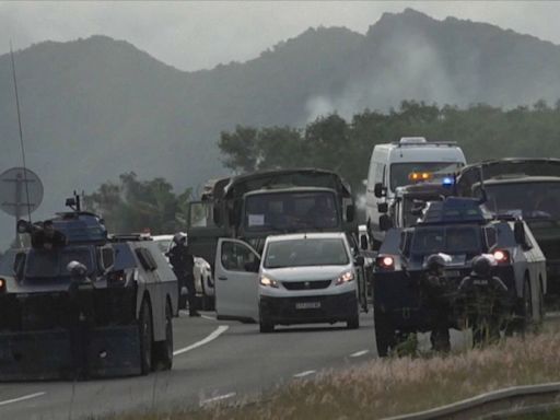Las autoridades tratan de retomar el control de la autopista hacia el aeropuerto en Nueva Caledonia