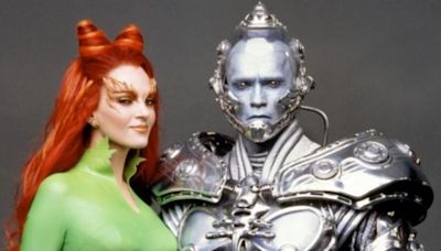 Arnold Schwarzenegger & Uma Thurman Reunite: "Watch Out, Batman"