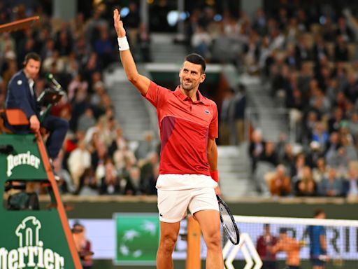 Djokovic barre a Carballés y ya mete miedo antes de su primera gran prueba en París: Monfils o Musetti