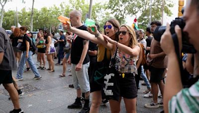 VIDEO: Mojan con pistolas de agua a turistas en Barcelona en protesta