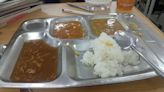 影/遼寧某高中遭爆料午餐品質極差 「三菜一湯」變「四湯」網暗酸：在吃印度糊糊？
