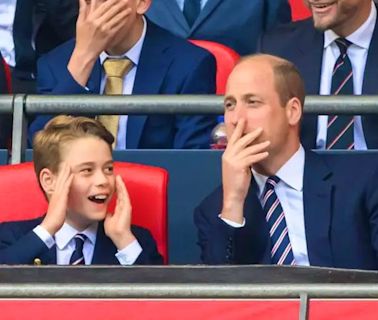 10歲喬治王子驚喜現身！黏老爸看球賽 撥髮耍帥如小大人