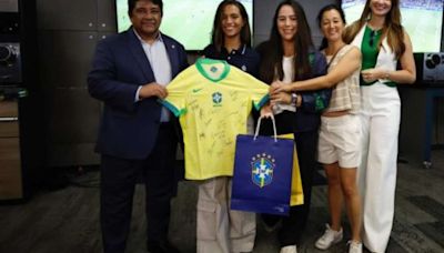 Seleção Brasileira feminina recebe visita de Rayssa Leal, bronze em Paris