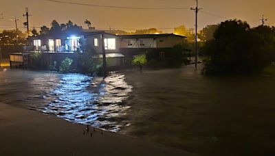 凱米颱風襲！宜蘭員山民宅一樓淹一半 居民躲屋頂避風雨