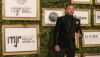 Neymar subasta una bota bañada en oro en medio de la polémica con una actriz: "Loca, métete un zapato en la boca"
