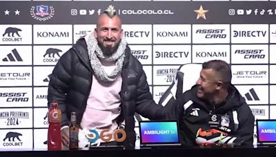 La desopilante reacción de Jorge Almirón ante la aparición del doble de Arturo Vidal en la sala de prensa: “¡Es igual!”