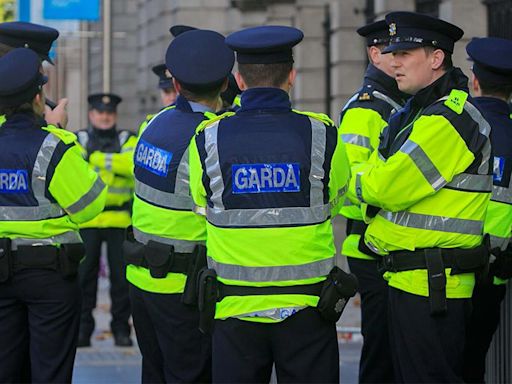 Miles de manifestantes protestan en Irlanda por la liberación de un militar que dio una paliza a una mujer - La Tercera