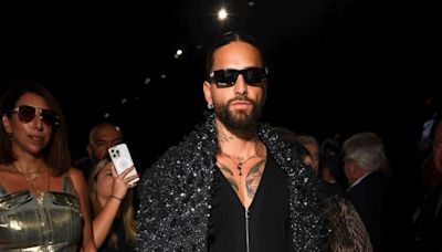 Maluma sorprendió con su look total pink en el desfile de Dolce & Gabbana y compartió primera fila con Naomi Campbell