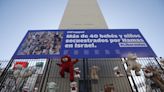 A un mes de la guerra. El desgarrador acto en el Obelisco por los chicos secuestrados