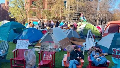 Estudiantes de la Universidad de Columbia ocupan edificio al iniciarse las suspensiones