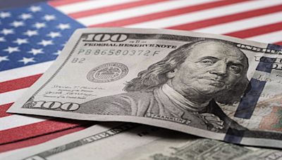 El cheque de estímulo de hasta $1,300 dólares podría llegar a su cuenta en las próximas horas - La Opinión