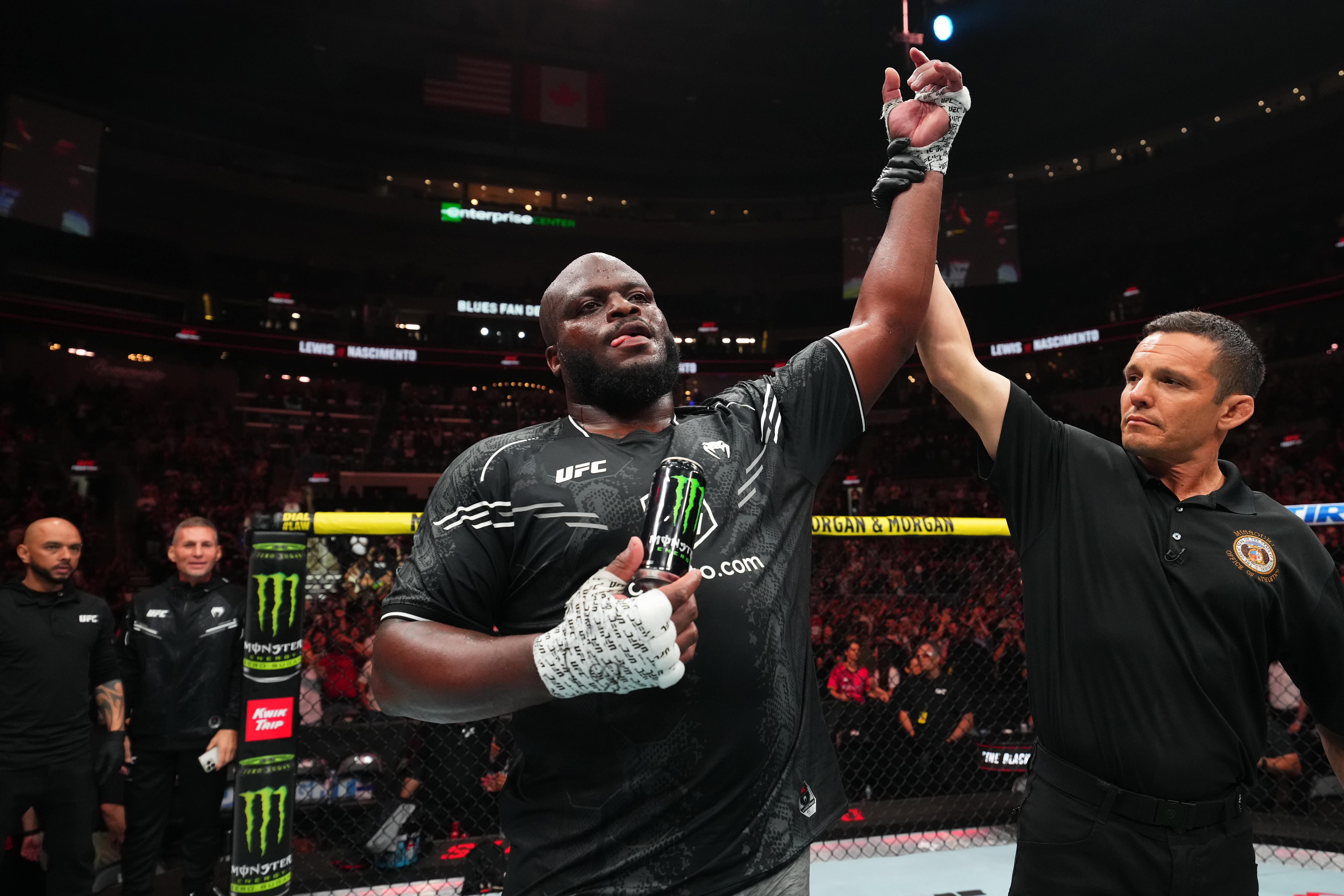 Derrick Lewis strips off shorts, moons crowd in St. Louis after KO win over Rodrigo Nascimento