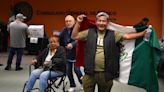 Miles de mexicanos en EE.UU. esperaron horas para ejercer su derecho a votar cantando "Cielito lindo" - El Diario NY