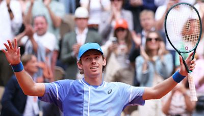 À Roland-Garros, Alex De Minaur bat Daniil Medvedev et ce fan n’y est pas pour rien