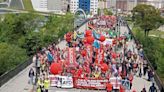 Reducción de jornada y mejores salarios, el grito de los grandes sindicatos en su manifestación en Asturias