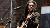 Tracy Chapman wins CMA for "Fast Car" 35 years later