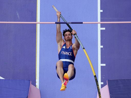 What happened with the French pole vaulter? Expert breaks down viral miss