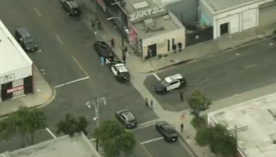 Tiroteo con rifles en el distrito de la moda del centro de Los Ángeles deja una persona muerta
