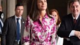 La Reina Letizia preside la reunión del Instituto Cervantes de Barcelona con un arriesgado vestido camisero