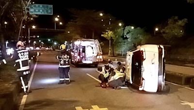 台中休旅車翻覆躺路中央！1家4口脫困、8歲女童送醫