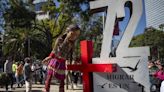 La muñeca gigante Amal recorre Ciudad de México con mensaje en pro de los refugiados