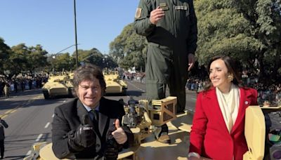 Desfile militar por el 9 de Julio: Javier Milei y Victoria Villarruel se subieron a un tanque del Ejército y recorrieron un tramo por Avenida del Libertador