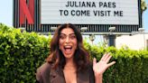 Juliana Paes posa ao lado de outdoor com seu nome em Los Angeles: 'Do Brasil para o mundo'