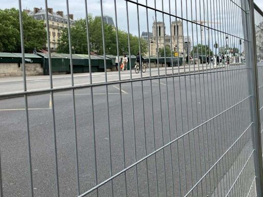 JO de Paris 2024 : pourquoi ces grilles se sont multipliées sur les trottoirs parisiens depuis quelques jours