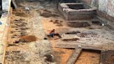 Descubren juguete de hace 800 años tras demoler antigua edificación en Polonia