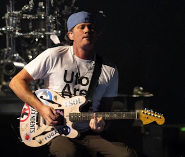 Blink-182 cuts Milwaukee gig short for sick Tom DeLonge, and Kourtney Kardashian was there