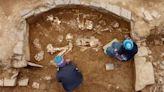 Hallan esqueletos en una tumba escocesa "increíblemente rara" de 5.000 años de antigüedad