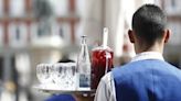 El aumento de los precios de las bebidas alcohólicas en España indigna a los turistas británicos: “No volveremos más”