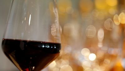 La demanda mundial de vino cae a su nivel más bajo en 27 años debido a los altos precios