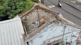 民宅屋頂整片崩塌「婦人遭活埋」 兒見母親僅剩一手急求救