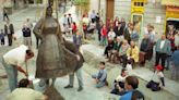 Bodas de plata de "La Muyerina" de Grado: historia en imágenes de la popular escultura