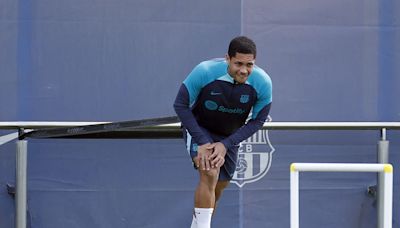 Xavi convoca a Vitor Roque, pese a que no participó en el último entrenamiento