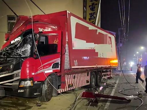 台南凌晨巨響…貨櫃車撞電桿又撞民宅！造成停電還釀火警 現場一片凌亂