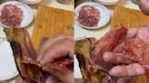 【影】肉也要「包膜」？買火腿回家打開傻眼「骨頭外貼一層肉」 超市：怕戳壞包裝