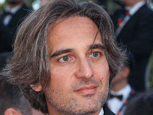 Dimitri Rassam reaparece en Cannes con una acompañante muy especial tras romper con Carlota Casiraghi