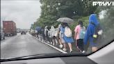 險象環生！專車不明原因故障 國道路肩驚見學生淋雨行走