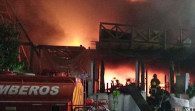 Se incendian dos restaurantes que fueron dañados por el huracán Otis en Acapulco