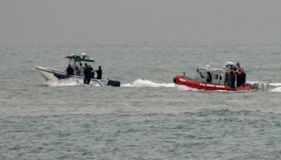 Guardia Costera de EEUU rescata a 8 niños migrantes abandonados en balsa en el río Grande