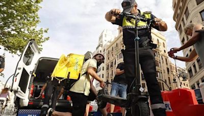 La Policía Local controla un patinete en la calle Xàtiva con el nuevo radar